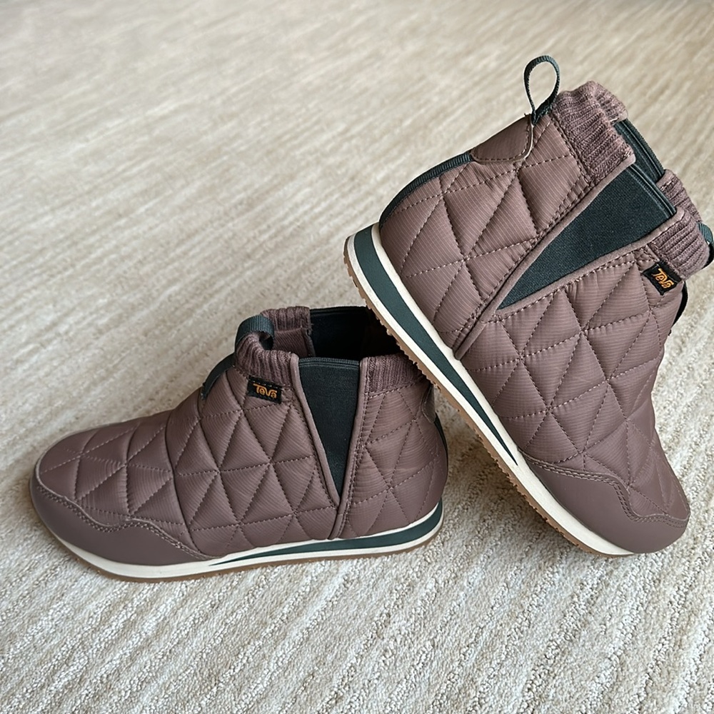 Like New: Teva Women's Teva ReEmber Mid Quilted Boots Deep Taupe Size 8